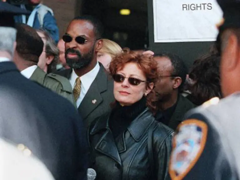 und-wurde-bei-Demonstrationen-schon-haeufig-in-Handschellen-abgefuehrt