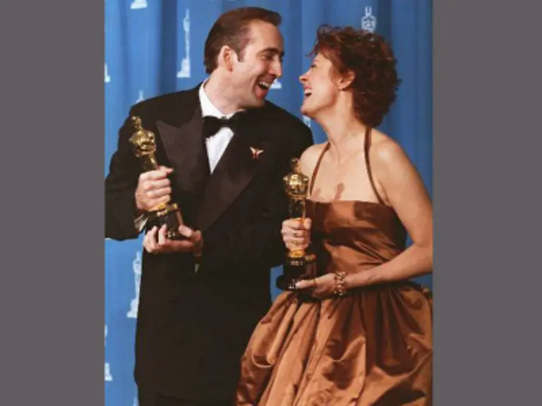 In-dem-Todesstrafen-Drama-Dead-Man-Walking-spielt-sie-eine-Nonne-die-einen-Moerder-Sean-Penn-vor-der-Hinrichtung-betreut