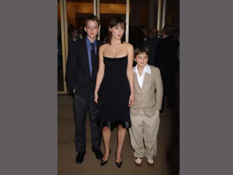 Es-braucht-viel-um-mich-aus-meinem-haeuslichen-Paradies-zu-locken-versichert-die-passionierte-Mutter-die-sich-nur-ungern-von-ihrer-Familie-fuer-laengere-Dreharbeiten-trennt