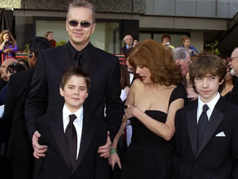 Darin-spielt-sie-die-Tabakmillionaerin-Doris-Duke-die-ihrem-schwulen-Butler-Ralph-Fiennes-ihr-gesamtes-Vermoegen-hinterlaesst