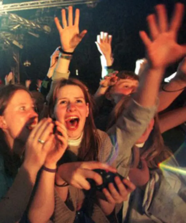 Die-bis-dahin-stets-begeisterten-Fans-waren-zu-Tode-betruebt-Die-Stimmung-unter-den-Vertretern-der-Maedchen-Rap-Subkultur-sank-1997-in-Deutschland-auf-den-Tiefpunkt