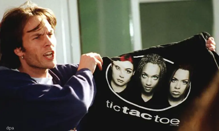 Auch-die-Devotionalien-Verkaeufer-witterten-ein-grosses-Geschaeft-schliesslich-waren-sie-1997-auf-riesigen-Mengen-unverkaeuflicher-T-Shirts-sitzen-geblieben