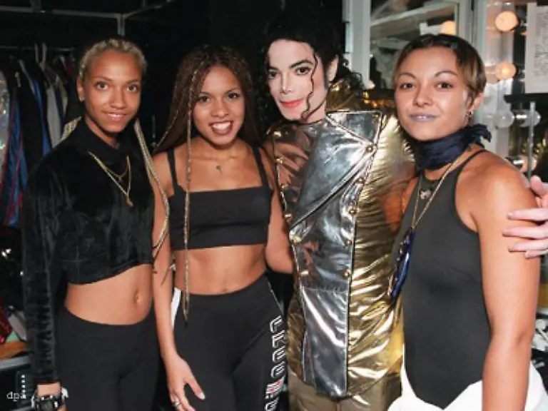 Die-Band-Tictactoe-war-bei-allen-beliebt-weil-die-Maedchen-immer-fair-zu-ihren-Angestellten-waren-Jeder-bekam-eine-Chance-selbst-wenn-er-nicht-mit-soviel-Talent-gesegnet-war-wie-die-Frontladys-Auch-weniger-begabte-Taenzer-schafften-es-bei-Tictactoe-auf-die-Buehne-sie-blieben-dann-in-einer-der-hinteren-Reihen