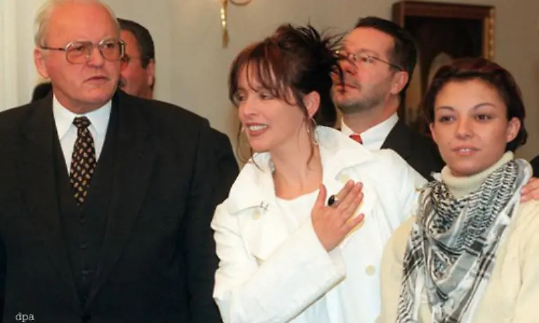 Als-es-beim-Bundespraesidenten-und-bei-Nena-mal-nicht-so-lief-hatte-Jazzy-ein-Einsehen-und-stimmte-einem-gemeinsamen-Foto-zu-Doch-waehrend-des-Comebacks-der-Band-half-dann-keiner-der-alten-Freunde