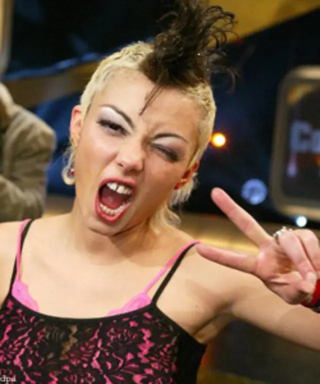 Aber-die-Kuenstlerinnen-wurden-auch-von-Dilettanten-beraten-Jazzys-Auftritt-im-Jahr-2004-stiess-auf-geringe-Resonanz-Den-Wettbewerb-in-der-Motto-Show-auf-Pro7-Comeback-die-grosse-Chance-gewann-ein-anderer-Show-Parvenue-Es-war-vermutlich-ein-abgekartetes-Spiel-Jazzy-hatte-trotz-ihres-neuen-Haarschnitts-keine-faire-Chance