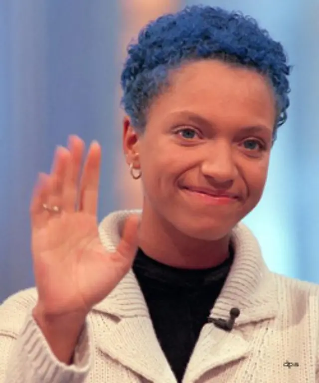 Doch-schon-als-Lee-mit-dieser-Frisur-im-Rahmen-des-RTL-Jahresrueckblicks-ihre-Oma-gruesste-war-bereits-klar-dass-sie-ein-Opfer-von-heimtueckischen-Beratern-und-verschlagenen-Managern-geworden-war