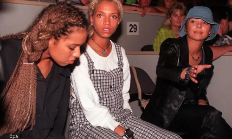 An-dieser-Schwangerschaftshose-konnte-man-sehen-dass-der-Mode-Experte-der-Band-nicht-mit-dem-Herzen-bei-der-Sache-war-wenn-es-um-Lees-Garderobe-ging