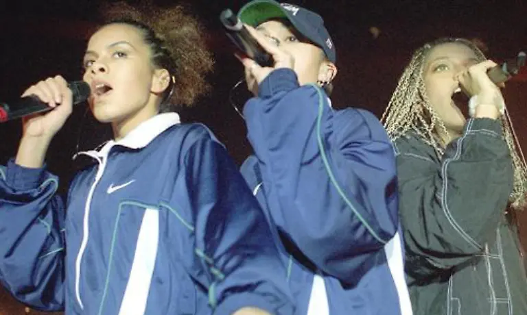 Auch-beim-legendaeren-Auftritt-im-Forum-in-Nuernberg-trugen-Tic-und-Tac-die-neuen-Regenjacken-waehrend-Toe-auf-der-alten-vom-letzten-Jahr-sitzen-blieb