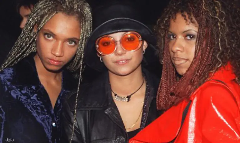 Vor-diesem-Foto-konnte-Lee-die-Brille-noch-schnell-an-Jazzy-loswerden-Wenn-junge-Maedchen-als-Kuenstlerinnen-arbeiten-muessen-sie-auf-der-Hut-sein-Sonst-kann-es-passieren-dass-ihr-Werk-nicht-mehr-im-Vordergrund-steht-sondern-Aeusserlichkeiten-ins-Zentrum-des-oeffentlichen-Interesses-ruecken