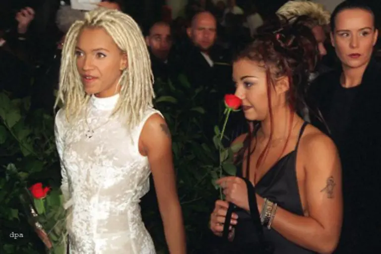 Das-Paar-ist-noch-gezeichnet-von-der-Trennungs-PK-und-den-knallharten-Fragen-der-Journalisten-doch-das-Schlimmste-sollte-noch-kommen-Ausgerechnet-an-dem-Abend-an-dem-die-Band-fuer-ihren-groessten-Erfolg-aller-Zeiten-geehrt-wurde