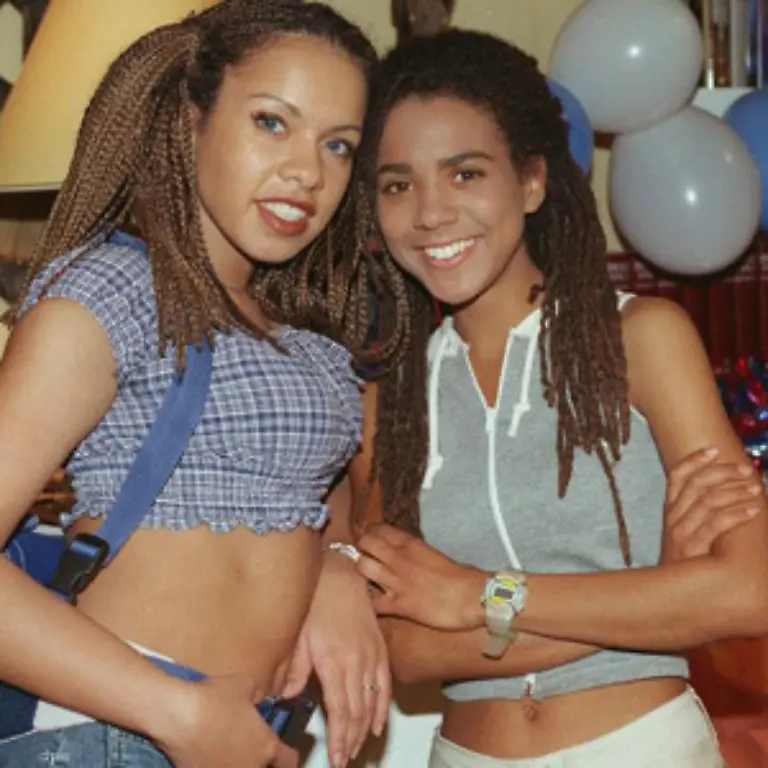 Wenn-allerdings-die-alte-beste-Freundin-die-bessere-Haelfte-des-treulosen-Sitzenlasser-Paares-ist-sucht-sie-sich-eine-neue-beste-Freundin-Marienhofschauspielerin-Laura-Schneider-Dann-planen-beide-gemeinsam-die-Zukunft-der-Sitzengelassenen-Ricky-wird-Marienhof-Schauspielerin