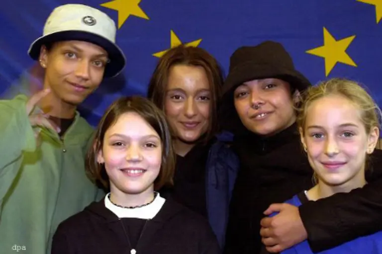 Im-Jahr-2000-gab-es-fuer-die-Fans-und-die-Maedchen-Kapelle-wieder-ein-bisschen-Hoffnung-Lee-und-Jazzy-hiessen-wieder-Tictactoe-und-hatten-auch-eine-neue-beste-Freundin-gefunden-Sara-Bildmitte-hatte-sich-nach-langem-hin-und-her-bereit-erklaert-mit-den-beiden-Rapperinnen-gemeinsam-aufzutreten