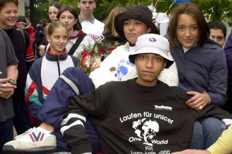 Waehrend-Tictactoe-im-Jahr-2000-von-einer-Schuelerzeitung-zum-Unicef-Lauf-eingeladen-wurde-war-die-Freundin-aus-den-90ern-bei-der-Gedenkveranstaltung-zum-9-November-in-Berlin