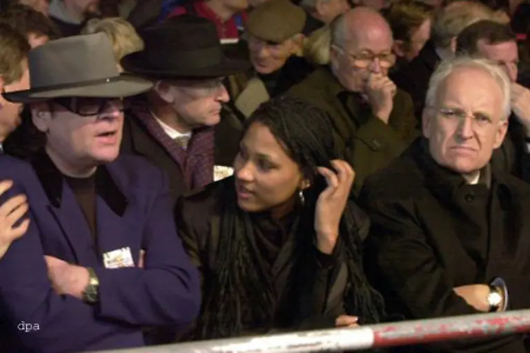 Die-alten-Maenner-genossen-den-Augenblick-neben-der-vielseitigen-Kuenstlerin-Aber-Ricky-musste-schmerzhaft-erkennen-dass-ihr-Herz-dem-Sprechgesang-gehoert-Sie-liess-die-Glamour-Auftritte-und-ihre-vielversprechende-Schauspiel-Karriere-sausen-um-mit-den-alten-Freundinnen-weiter-am-grossen-Comeback-zu-feilen