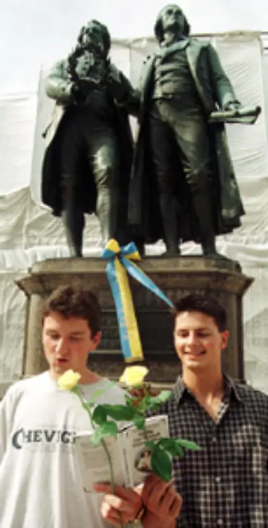 Die-gemeinsame-kulturelle-Identitaet-hat-die-Deutschen-in-beiden-Staaten