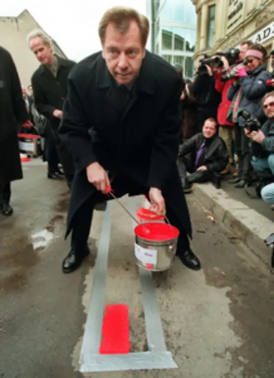 dokumentiert-eine-rote-Line-auf-der-Strasse-wo-einst-die-Mauer-stand
