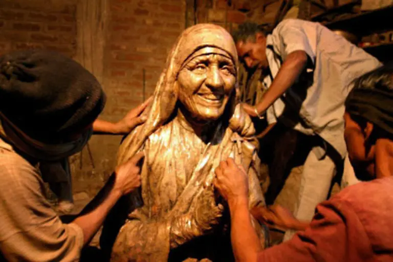 Die-Gruenderin-des-Ordens-Missionarinnen-der-Naechstenliebe-und-Traegerin-des-Friedensnobelpreises-Mutter-Theresa-1910-1997-wollte-zeitlebens-den-Menschen-helfen