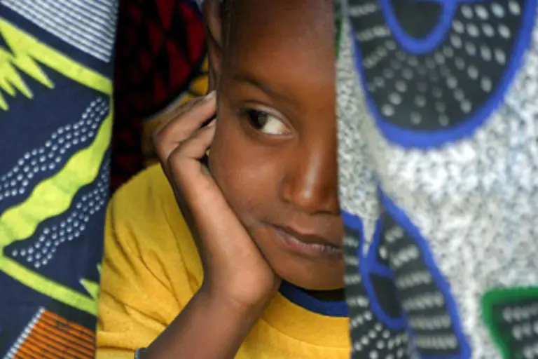 Viel-banaler-dafuer-aber-auch-sehr-anschaulich-geht-der-Volksmund-mit-den-Definitionen-des-Gluecks-zu-Werke-In-Senegal-heisst-es-Es-gibt-Glueckspilze-die-fallen-und-finden-noch-etwas-dabei