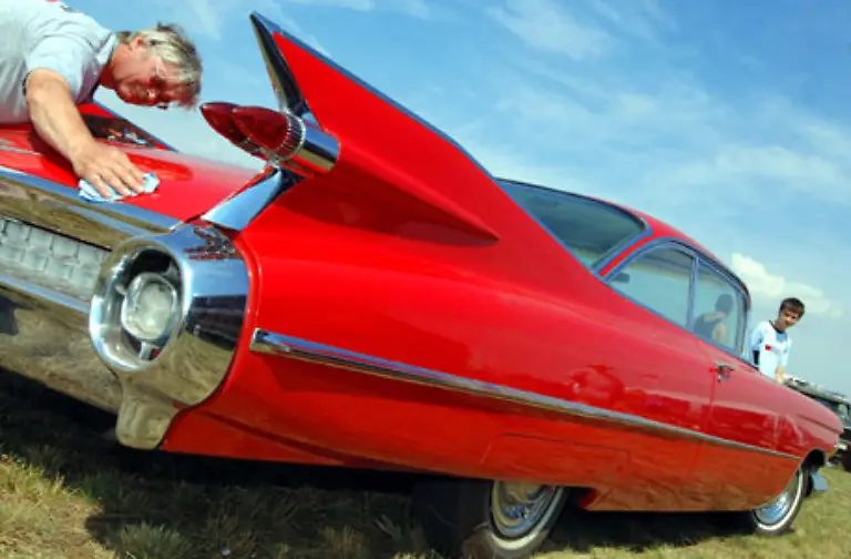 Geld-macht-nicht-gluecklich-Aber-es-gestattet-uns-auf-verhaeltnismaessig-angenehme-Weise-ungluecklich-zu-sein-besagt-eine-amerikanische-Redewendung