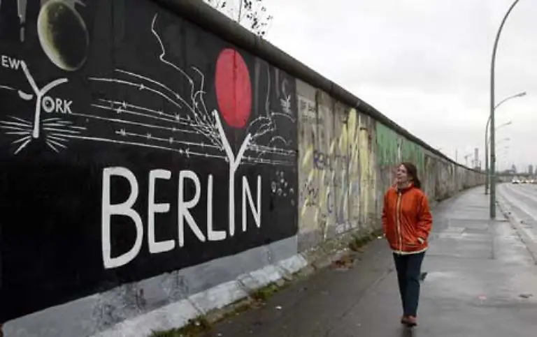In-der-Bundeshauptstadt-halten-dagegen-nur-38-Prozent-die-Wiedervereinigung-fuer-verwirklicht-darunter-meist-junge-Berliner-Vier-von-fuenf-Ost-Berlinern-geben-an-Kontakte-in-den-Westen-zu-haben-Umgekehrt-liegt-die-Quote-etwas-niedriger