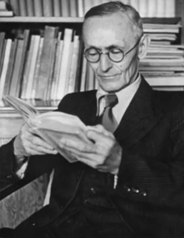 Hermann-Hesse-1877-1962-hat-beim-Nachdenken-ueber-das-Glueck-die-Liebe-entdeckt-Glueck-ist-Liebe-nichts-anderes-Wer-lieben-kann-ist-gluecklich-Punkt