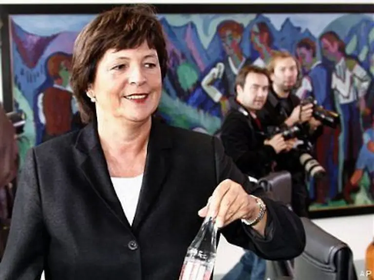 Nach-Abschluss-der-Verhandlungen-loben-die-Politiker-ihr-Werk-in-hoechsten-Toenen-Gesundheitsministerin-Ulla-Schmidt-SPD-ist-sehr-zufrieden-Es-ist-wirklich-eine-grosse-Reform