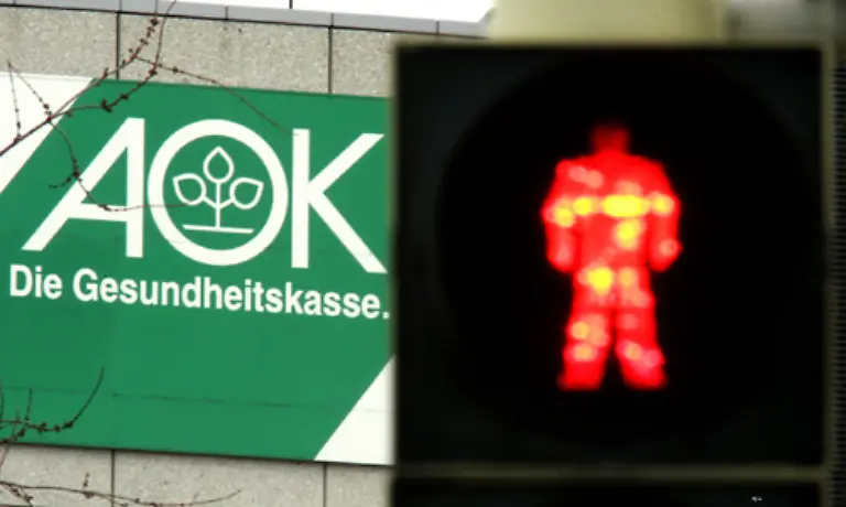 Damit-solle-unnoetige-Buerokratie-vermieden-werden-Solche-Zusatzbeitraege-koennen-einzelne-Kassen-erheben-wenn-sie-mit-dem-Beitrags-und-Steuergeld-aus-dem-Fonds-nicht-auskommen-Sie-muessen-dann-allerdings-auch-ihren-Mitgliedern-erklaeren-wo-sich-diese-preisguenstiger-versichern-koennen