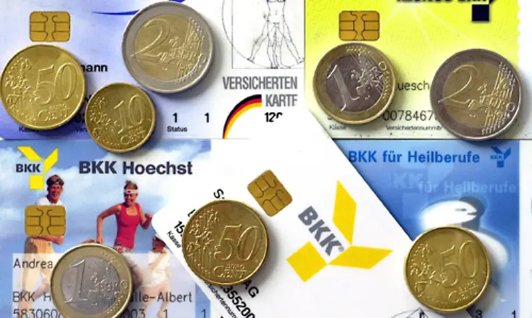 Gut-wirtschaftende-Kassen-koennen-ihren-Mitgliedern-Geld-erstatten-Da-der-Fonds-zum-Startzeitpunkt-2009-100-Prozent-der-Kosten-abdecken-soll-muss-parallel-anfangs-kein-Versicherer-einen-Zusatzbetrag-erheben