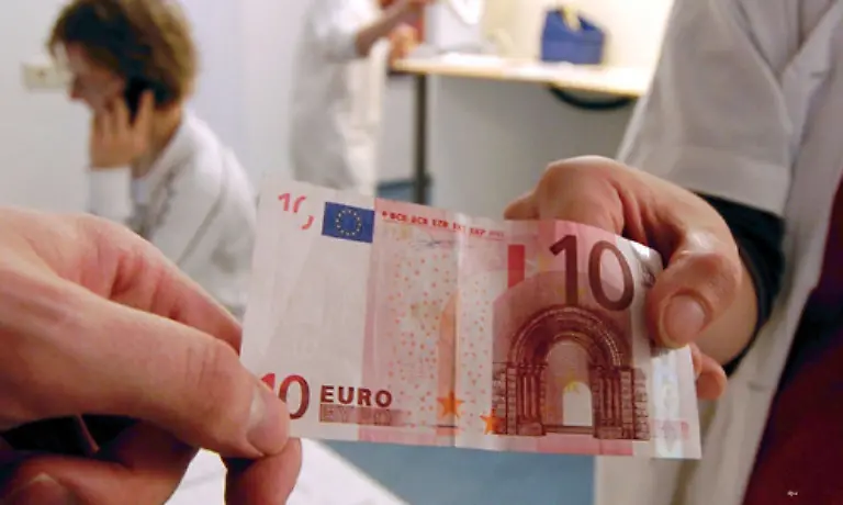 Vorher-wird-der-Patient-aber-noch-ein-weiteres-Mal-zur-Kasse-gebeten-Die-Beitraege-an-den-Fonds-werden-einheitlich-festgelegt-Zuvor-werden-die-Beitragssaetze-2007-um-0-5-Prozentpunkte-ansteigen-nach-Kassenangaben-darueber-hinaus-Die-Kassen-ziehen-das-Geld-ein-und-fuehren-es-an-den-Fonds-ab