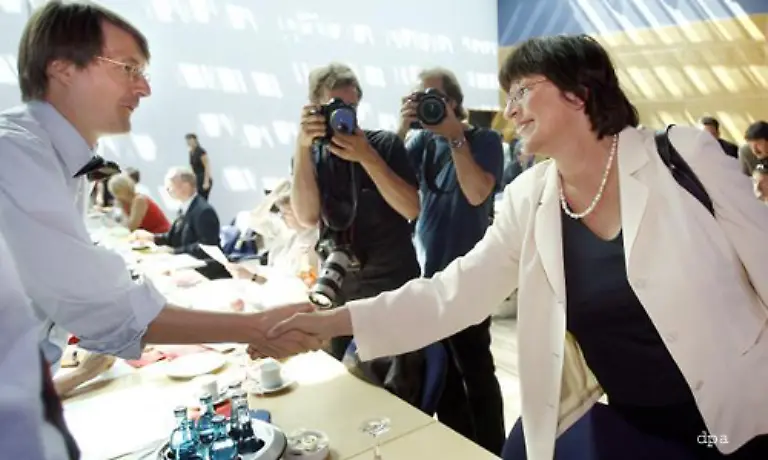 Angesparte-Altersrueckstellungen-koennen-beim-Wechsel-innerhalb-der-PKV-mitgenommen-werden-und-werden-im-Umfang-des-Basistarifs-angerechnet-Ein-Wechsel-von-der-PKV-zur-GKV-ist-weiterhin-nicht-moeglich-Diese-Regelung-gilt-auch-fuer-Abgeordnete-und-Ministerinnen