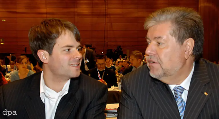 Doch-auch-die-SPD-bekommt-aus-den-eigenen-Reihen-Schelte-Bjoern-Boehning-haelt-den-Sozialdemokraten-vor-sie-haetten-sich-ueber-den-Tisch-ziehen-lassen-Die-SPD-habe-kaum-eine-Position-halten-koennen-kritisierte-der-Juso-Vorsitzende-Die-Einbeziehung-der-privaten-Krankenkassen-in-den-Wettbewerb-sei-gescheitert