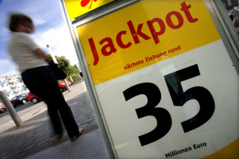 35-Millionen-sind-im-Jackpot-da-liegt-die-Vermutung-ja-nahe-dass-die-35-eine-Glueckszahl-sein-muss-Leider-wurde-sie-erst-letzten-Samstag-gezogen-aber-schon-seit-12-Mittwochsziehungen-nicht-mehr