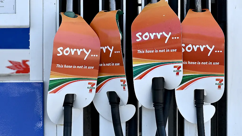 Schilder-an-den-Zapfsaeulen-einer-Tankstelle-in-Rockdale-in-Sydney-weisen-darauf-hin-dass-keine-Kraftstoffe-mehr-im-Verkauf-sind-die-Zapfsaeulen-sind-ausser-Betrieb