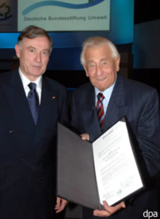 Zuletzt-bekam-er-2005-den-Umweltpreis-aus-der-Hand-von-Bundespraesident-Koehler