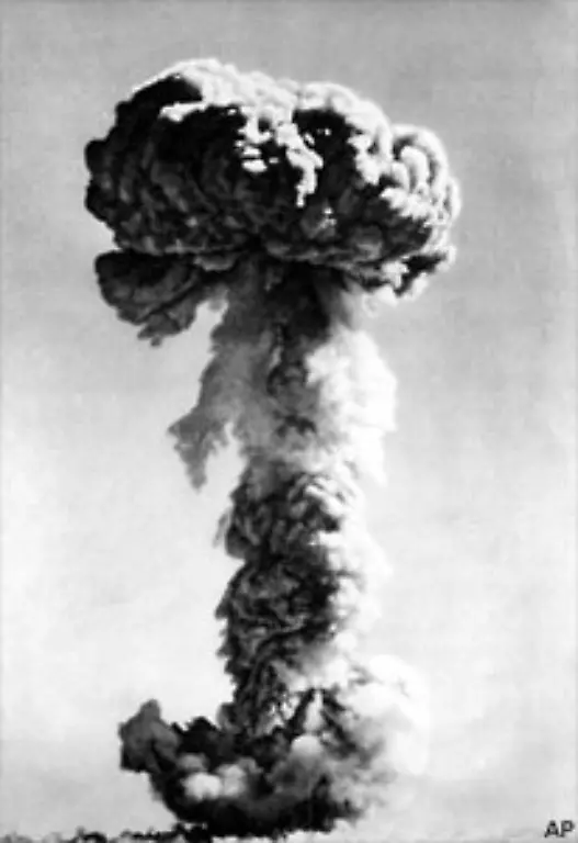 1964-schliesslich-komplettiert-China-das-Quintett-der-alten-Atommaechte-die-heute-auch-die-Vetomaechte-im-Weltsicherheitsrat-stellen-Das-chinesische-Testgelaende-auf-dem-insgesamt-45-nukleare-Explosionen-herbeigefuehrt-wurden-befindet-sich-in-Lop-Nor-im-Westen-der-Volksrepublik