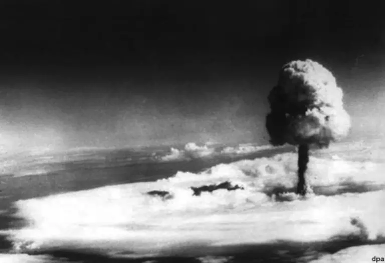 1960-folgen-die-Franzosen-Ihre-ersten-Versuche-unternehmen-sie-in-der-Sahara-Wueste-Algeriens-Spaeter-finden-die-Tests-auf-den-franzoesisch-polynesischen-Inseln-im-Suedpazifik-statt-Foto-vom-ersten-Atomtest-auf-dem-Fangataufa-Atoll-1968