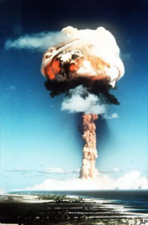darunter-das-Mururoa-Atoll-von-dem-spaeter-noch-zu-reden-sein-wird-Der-auf-dem-Foto-zu-sehende-Versuch-ist-einer-von-nahezu-200-die-Frankreich-insgesamt-vorgenommen-hat