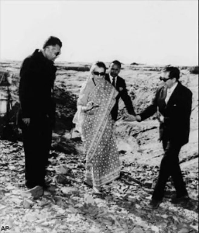 Der-Test-findet-in-Pokaran-in-der-Rajasthan-Wueste-statt-Das-Bild-zeigt-die-damalige-indische-Premierministerin-Indira-Gandhi-beim-Besuch-des-Areals