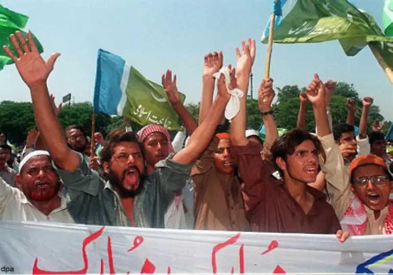 Im-Mai-1998-nur-knapp-zwei-Wochen-nach-den-erneuten-indischen-Atomversuchen-ist-es-soweit-Hunderte-Menschen-ziehen-jubelnd-durch-Karachi