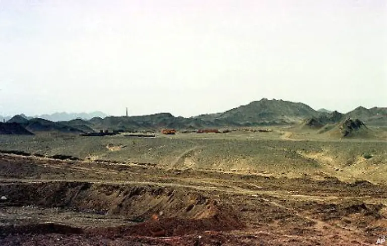 Was-sie-feiern-ist-die-erste-und-bisher-einzige-erfolgreiche-Zuendung-von-zwei-Atombomben-in-der-Region-Chagai-im-Suedwesten-Pakistans