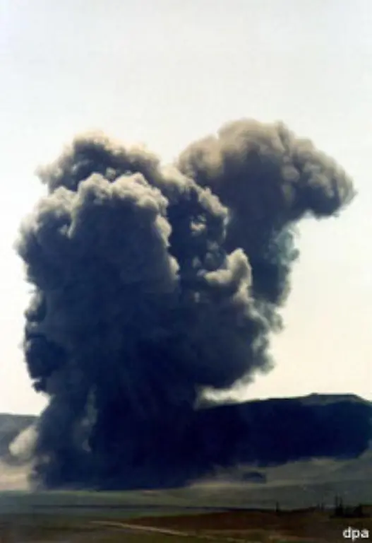 Bis-1990-bringen-die-Sowjets-mehr-als-700-Atombomben-zur-Explosion-Die-dabei-insgesamt-freigesetzte-Explosivkraft-liegt-noch-ueber-der-der-US-Tests
