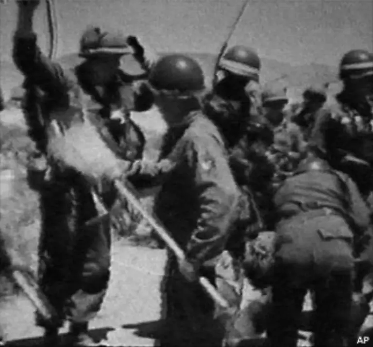 In-diesem-Bild-saeubern-sich-Soldaten-die-eine-Explosion-beobachtet-haben-mit-Besen-vom-Staub