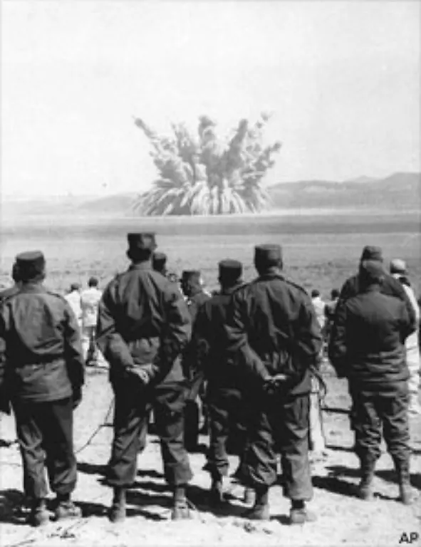 Schliesslich-sollen-auch-Dinge-wie-die-Folgen-des-Atomblitzes-fuer-die-Augen-oder-die-Wirksamkeit-von-Schutzanzuegen-untersucht-werden