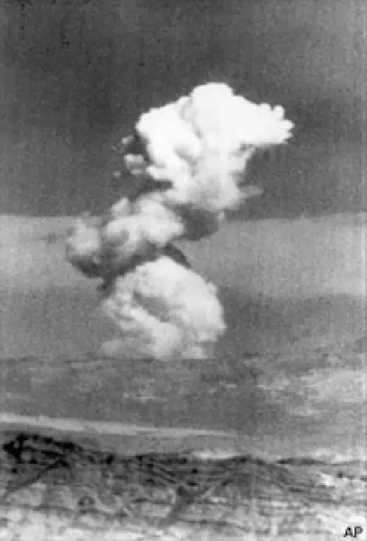 Nach-Berechnungen-der-Internationalen-Aerzte-fuer-die-Verhuetung-des-Atomkriegs-IPPNW-starben-in-Folge-der-Atomtests-weltweit-bis-zum-Jahr-2000-mindestens-430-000-Menschen-an-Krebs