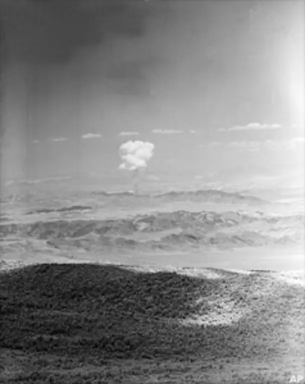 Die-Annahmen-der-US-Regierung-fallen-naturgemaess-niedriger-aus-Aber-immerhin-rechnet-auch-sie-damit-dass-allein-in-der-Umgebung-des-Testgelaendes-in-Nevada-auf-Grund-der-Versuche-15-000-Menschen-an-Krebs-starben-und-20-000-weitere-erkrankten