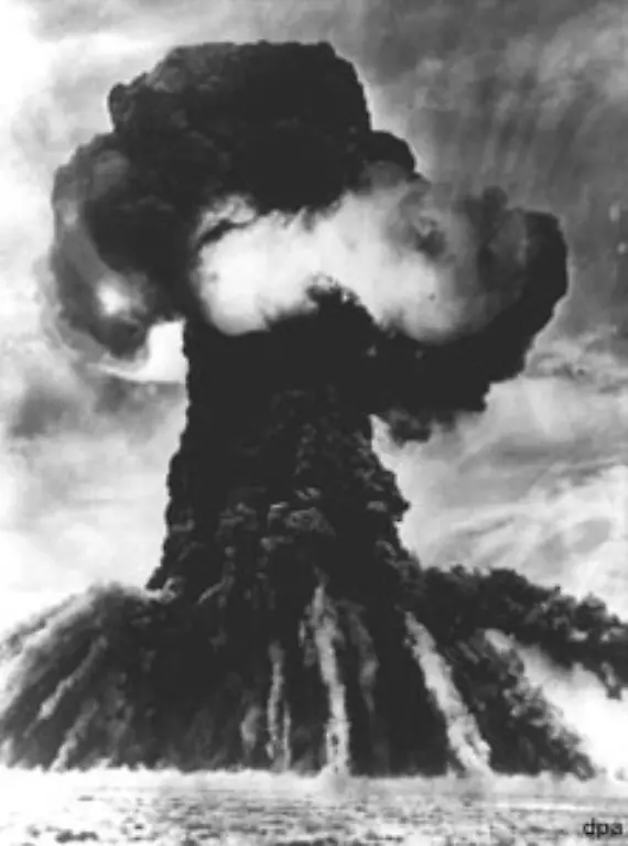 Tatsaechlich-steigt-die-Sowjetunion-schon-im-August-1949-zur-zweiten-Atommacht-neben-den-USA-auf-Ihre-erste-Nuklearbombe-zuendet-sie-auf-dem-Testgelaende-Semipalatinsk-im-heutigen-Kasachstan