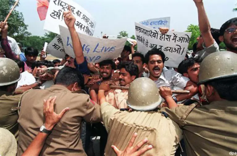 oder-Indien-im-Bild-Proteste-gegen-von-den-USA-verhaengte-Sanktionen-nach-den-Atomtests-1998-in-Neu-Delhi-der-Mutter-aller-Bomben-gehuldigt-wird