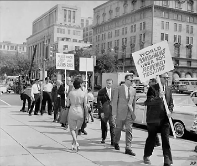 Diese-Demonstranten-in-den-USA-machen-sich-im-September-1961-eher-um-sowjetische-Atombombentests-Sorgen-als-um-die-der-eigenen-Regierung