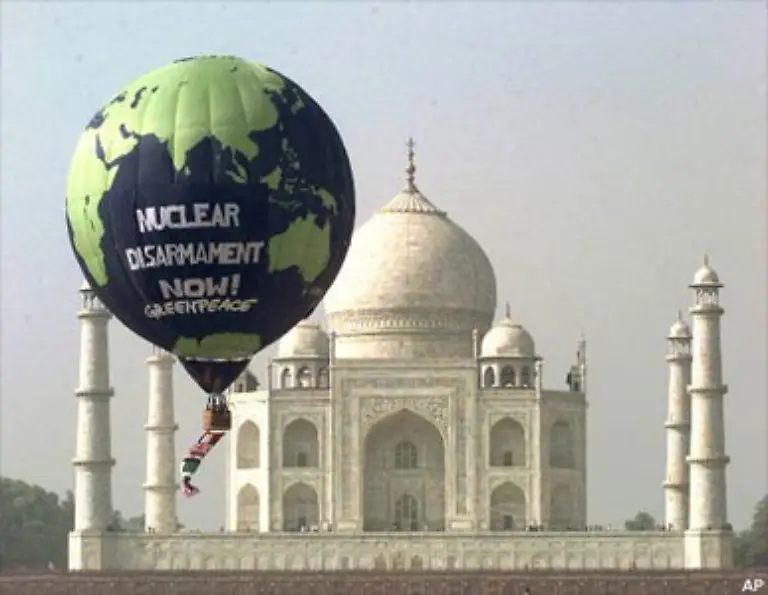 Doch-als-Greenpeace-im-Juni-1998-mit-diesem-Heissluftballon-vor-dem-Taj-Mahal-in-Indien-auftaucht