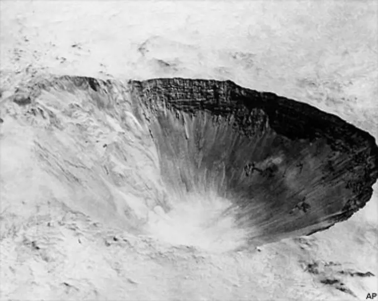 In-den-ausgetrockneten-Seen-Frenchman-Flat-und-Yucca-Flat-hinterlassen-die-Explosionen-tiefe-Krater